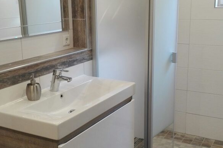 Bad EG mit begehbarer Dusche