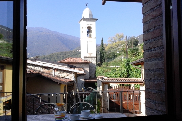 Blick aus dem Schlafzimmer und vom Balkon Rosa