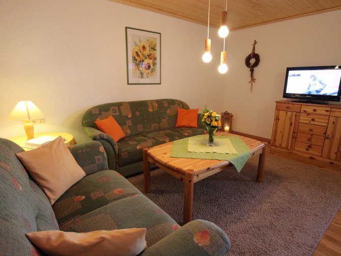 Ferienwohnungen Haus Panoramablick | Sitzecke im Wohnzimmer mit Flachbild TV