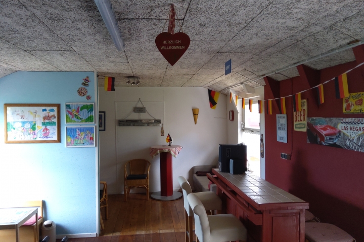...mit Theke...