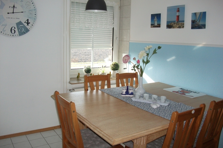 Esszimmer großem Tisch und viel Platz
