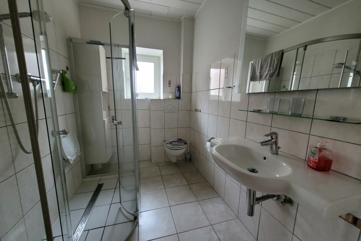 Badezimmer mit Dusche, WC und Fön