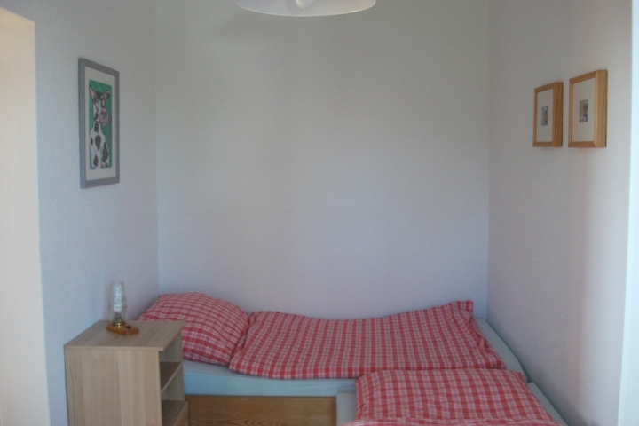 Schlafzimmer mit 2 Einzelbetten und separater Ausgang zur Terrasse