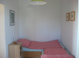 Schlafzimmer mit 2 Einzelbetten und separater Ausgang zur Terrasse