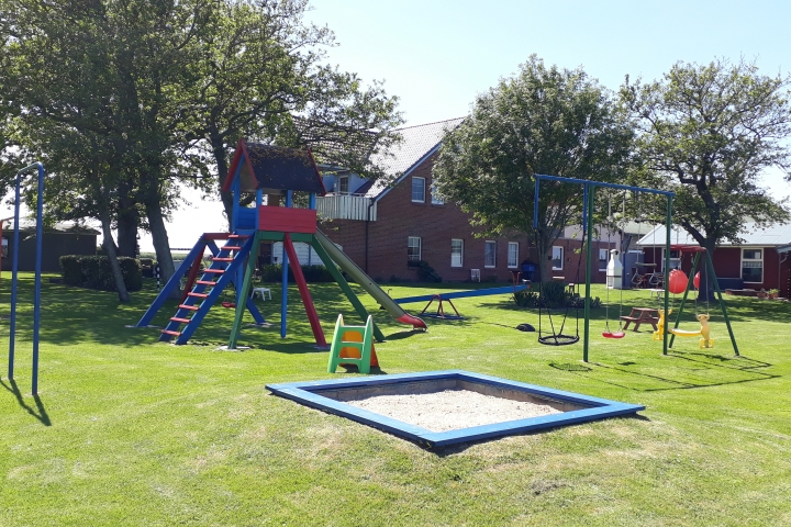 Spielplatz mit Sandkiste und Blick auf Haus Seewind