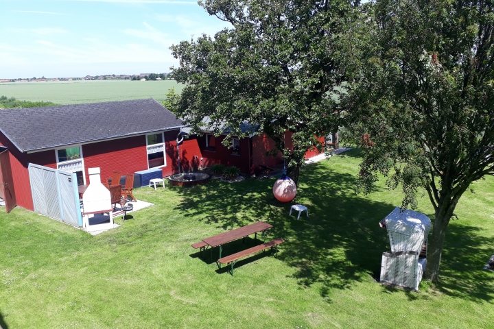 Blick auf das Spielhaus und das Saunahaus