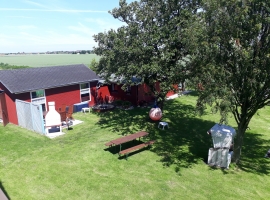 Blick auf das Spielhaus und das Saunahaus