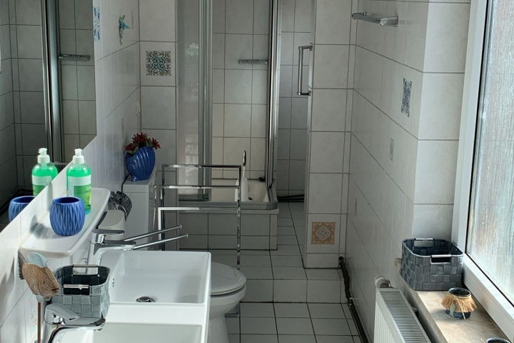 Bad 1 OG mit Doppelwaschbecken