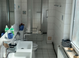 Bad 1 OG mit Doppelwaschbecken