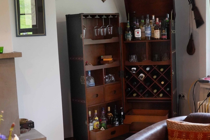 Hemingway Bar-Schrank. Gelegenheit für eine Whiskey-Probe (Strichliste).