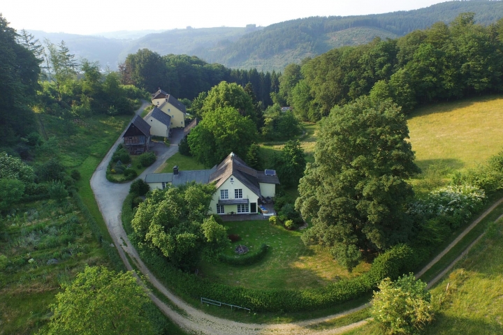 Landhaus Hof Aschey | Der Hof Aschey mit dem Landhaus im Vordergrund