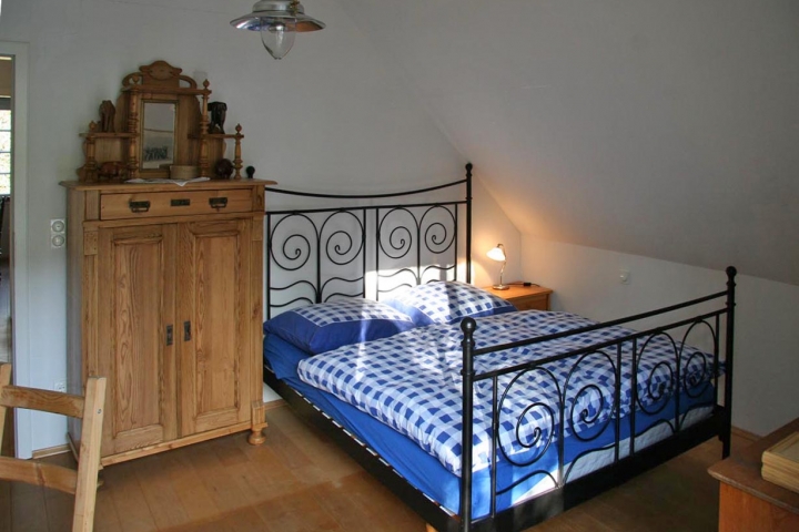 Schlafzimmer im Obergeschoss mit Doppelbett. Ein zweites Zimmer ist praktisch identisch.