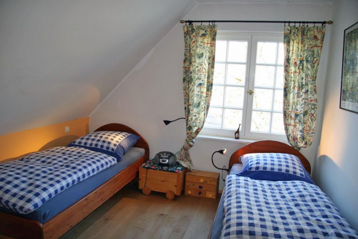 Eines der vier Zimmer im Obergeschoss hat zwei Einzelbetten, die anderen drei Zimmer haben Doppelbetten