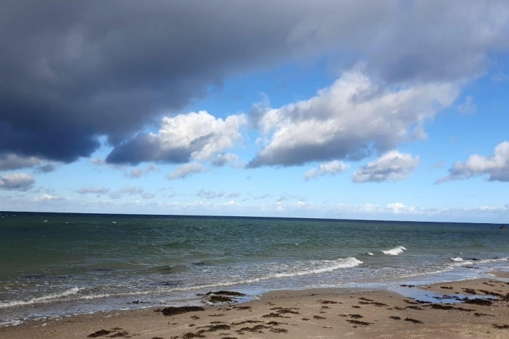 Strand und Wolken