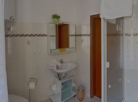 Bad/Duschraum mit WC und Fenster