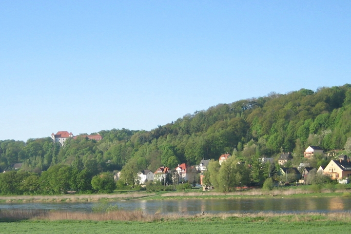 Blick über Elbe zur Ferienwohnung Mey