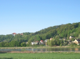 Blick über Elbe zur Ferienwohnung Mey