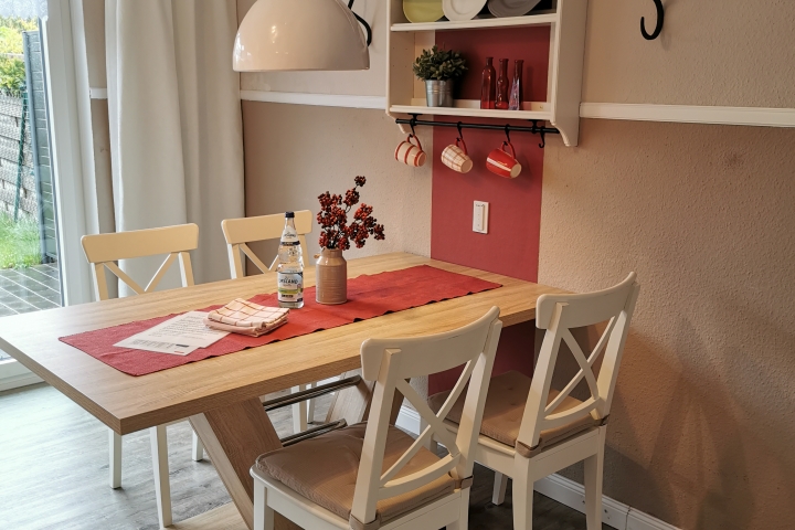 Wohn-Essbereich mit Zugang zum eigenen Garten und überdachter Terrasse 
