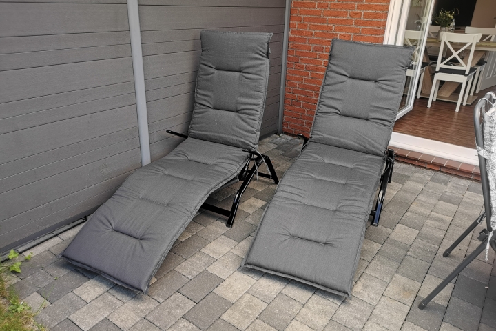 Bequeme Gartenliegen mit Auflagen 