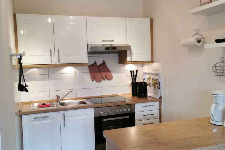 Neue Küche mit Spülmaschine und Backofen 