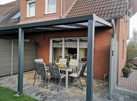 überdachte Terrasse mit integriertem Licht , 2 Liegen und Grill 