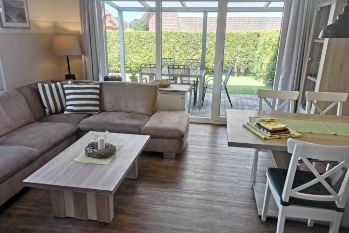 Grosses Wohn-Esszimmer mit Zugang zum Garten und überdachter Terrasse 