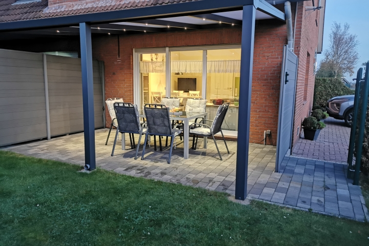 Eingezäunter nicht einsehbarer Garten und überdachte Terrasse mit integriertem Licht und Grill
