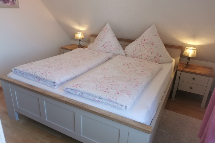 Schlafraum 1 mit Aussenjalousie  , 220 cm Decken für große Leute 