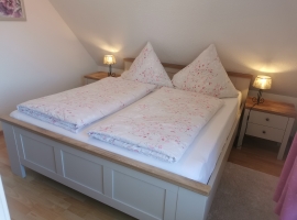 Schlafraum 1 mit Aussenjalousie  , 220 cm Decken für große Leute 