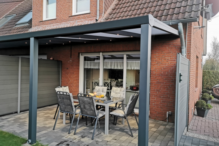 Überdachte Terrasse/ Sonnenliegen 