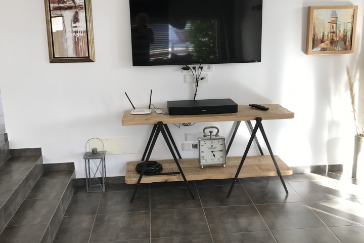 Blick vom Sofa auf TV und asiatischem Sideboard.