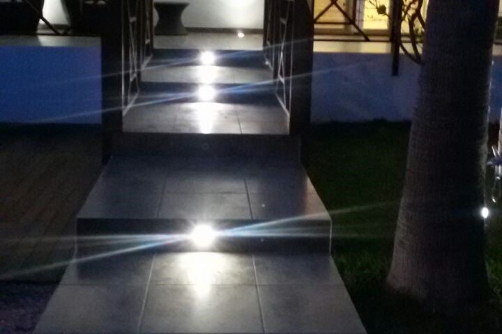 Zugang zum Haus bei Nacht
