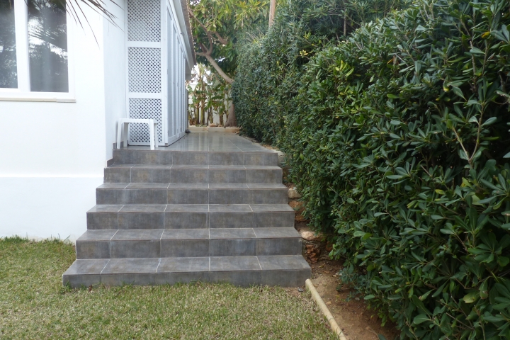 über die Treppe zum hinteren Grundstücksbereich