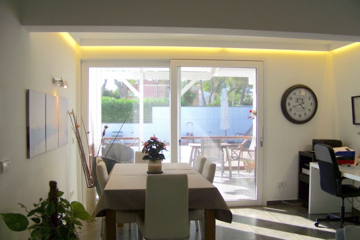Essbereich für sechs Personen mit Terrassenausgang zum Pool