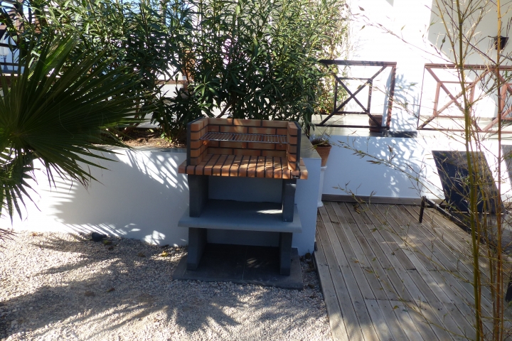 festgebauter Grill neben Schiffspodest
