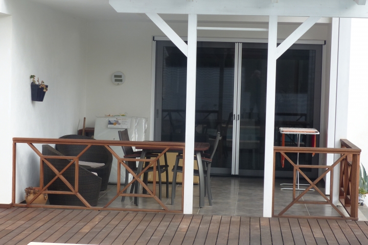 Frontalansicht auf die Terrasse vor dem Essbereich