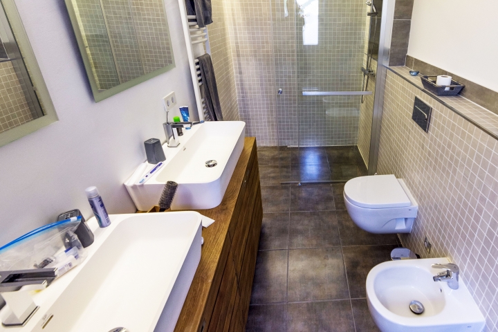 offenes Bad mit Dusche