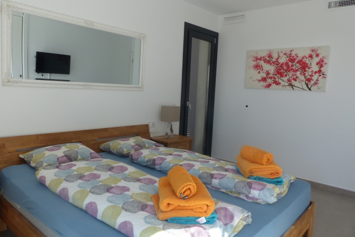 Schlafzimmer mit TV oben