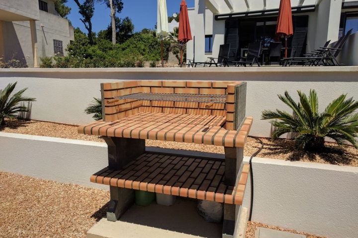 massiv gebauter Grill