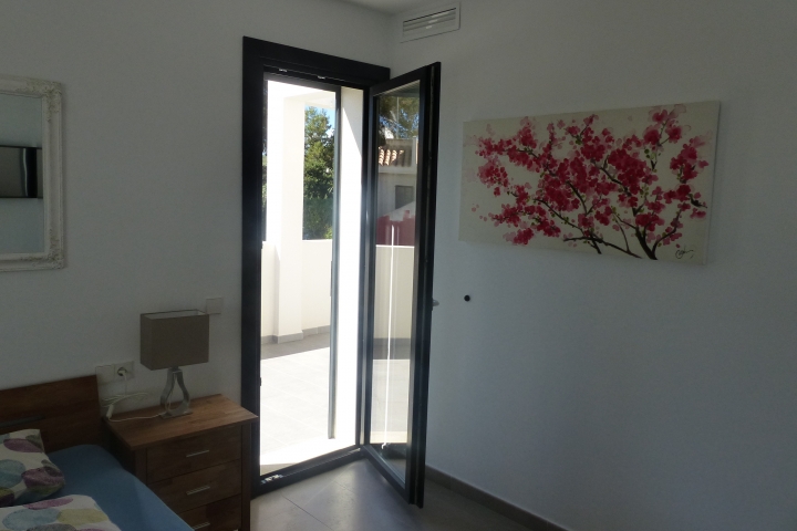 Schlafzimmer mit Zugang zur seitlichen Terrasse