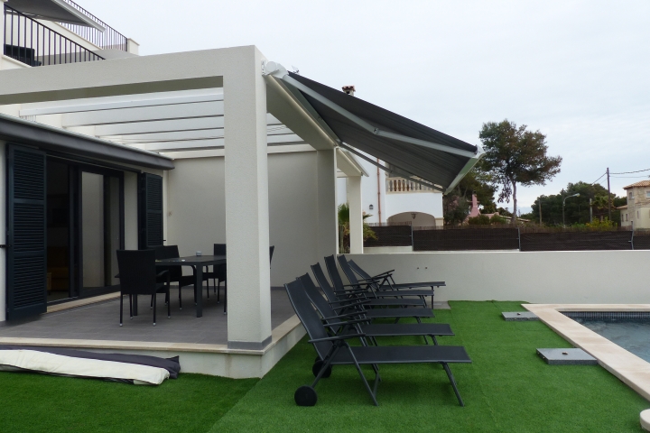 Liegewiese zwischen Terrasse und Pool mit
Markise.