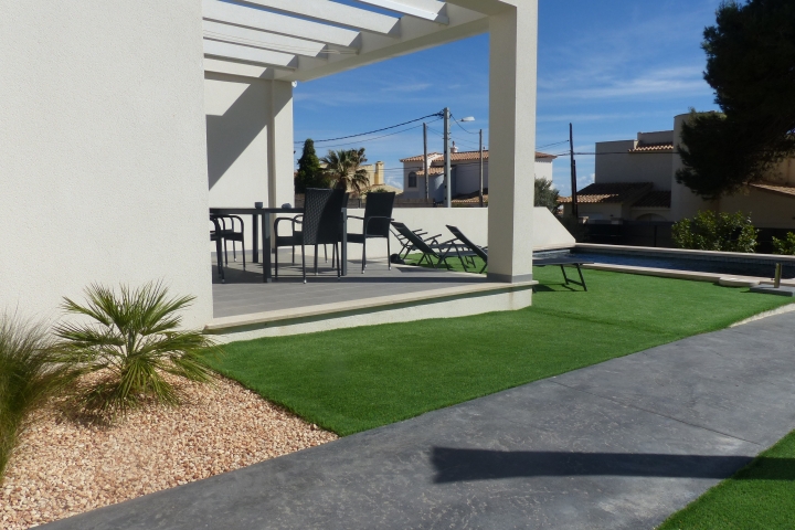 Ansicht aus dem Garten auf die Terrasse und den Pool