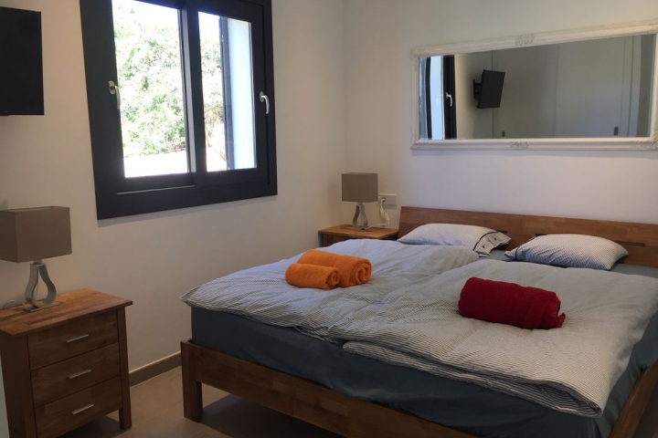 Schlafzimmer 1 mit TV unten