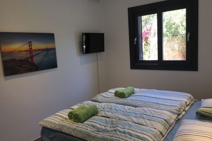 Schlafzimmer 2 mit TV unten