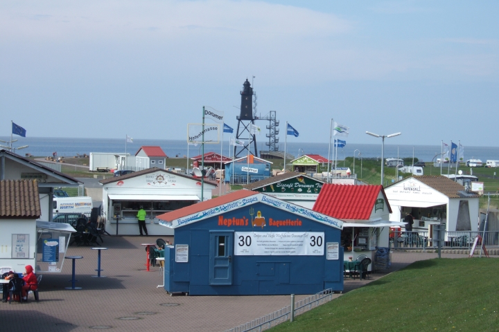 Fischbuden direkt hinter dem Deich