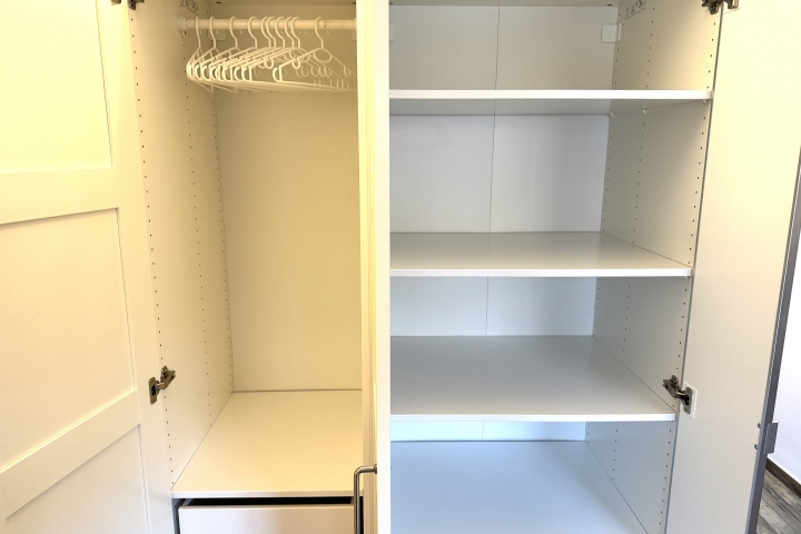 großer Kleiderschrank
