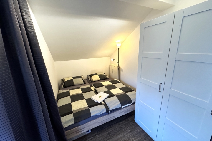 Schlafbereich mit großem Doppelbett