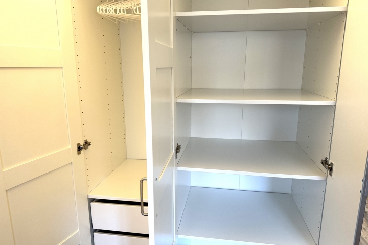 großer Kleiderschrank