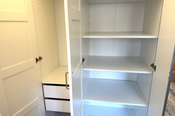 großer Kleiderschrank