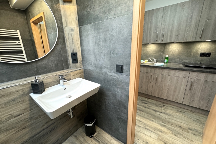 Tageslichtbad mit Dusche und großem Spiegel